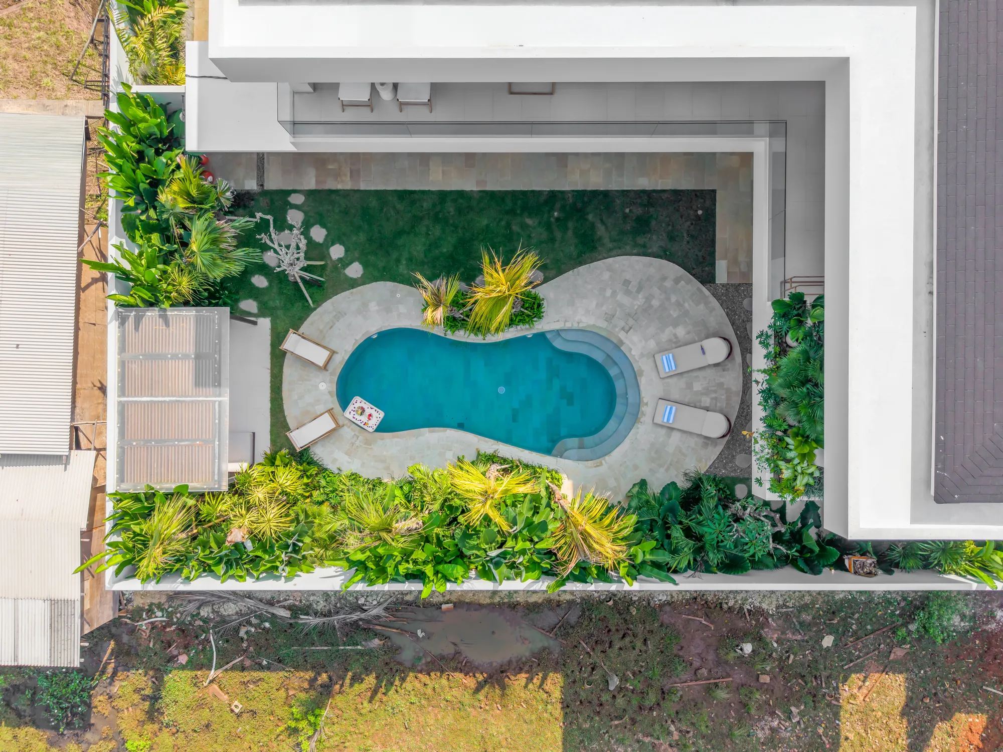 Vue aérienne de la villa et de la piscine