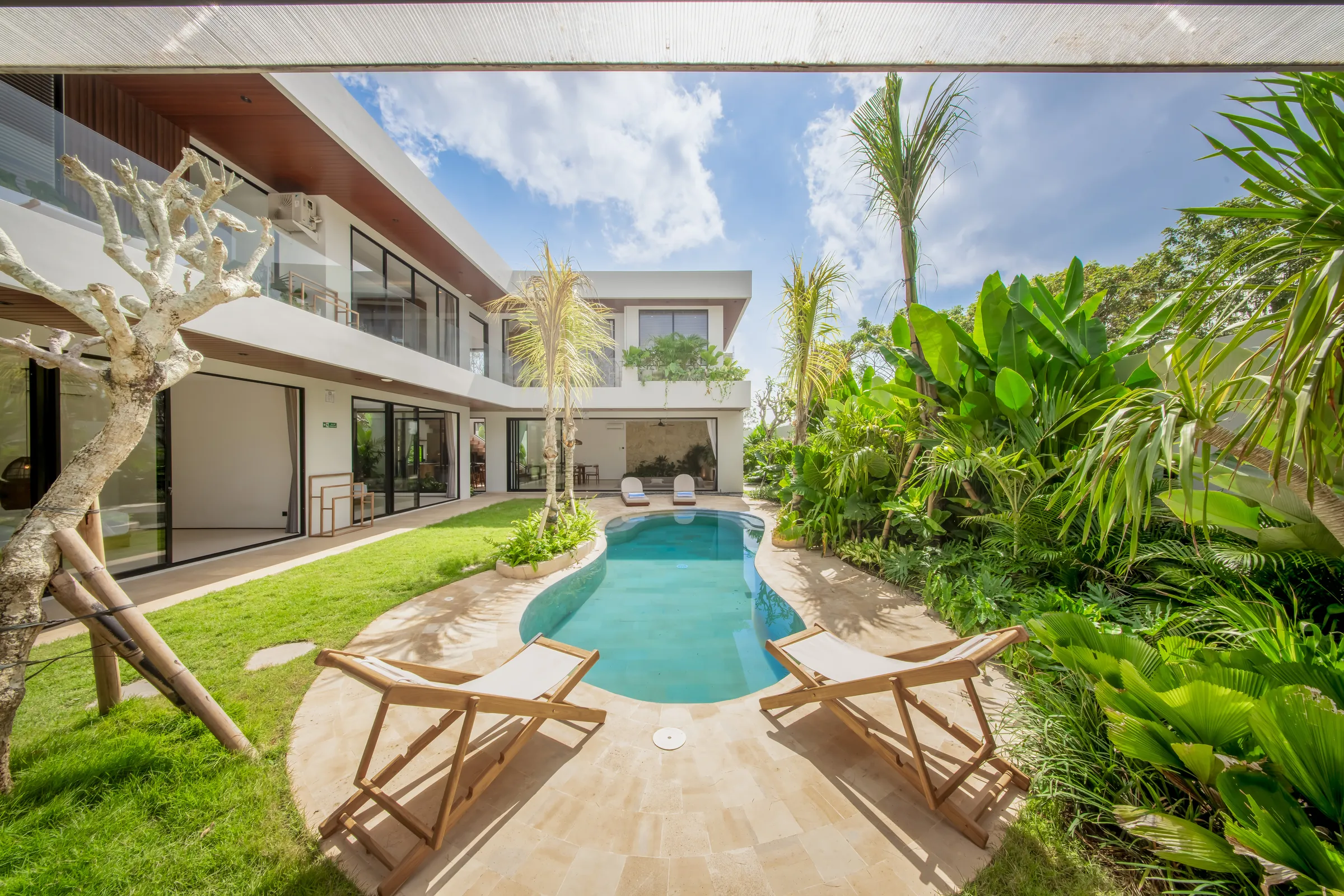 La villa The Secret Palms et sa piscine à effet plage à Balangan, Bali