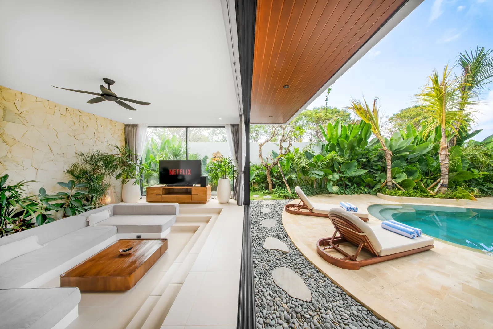 Salon en contrebas ouvert sur la piscine