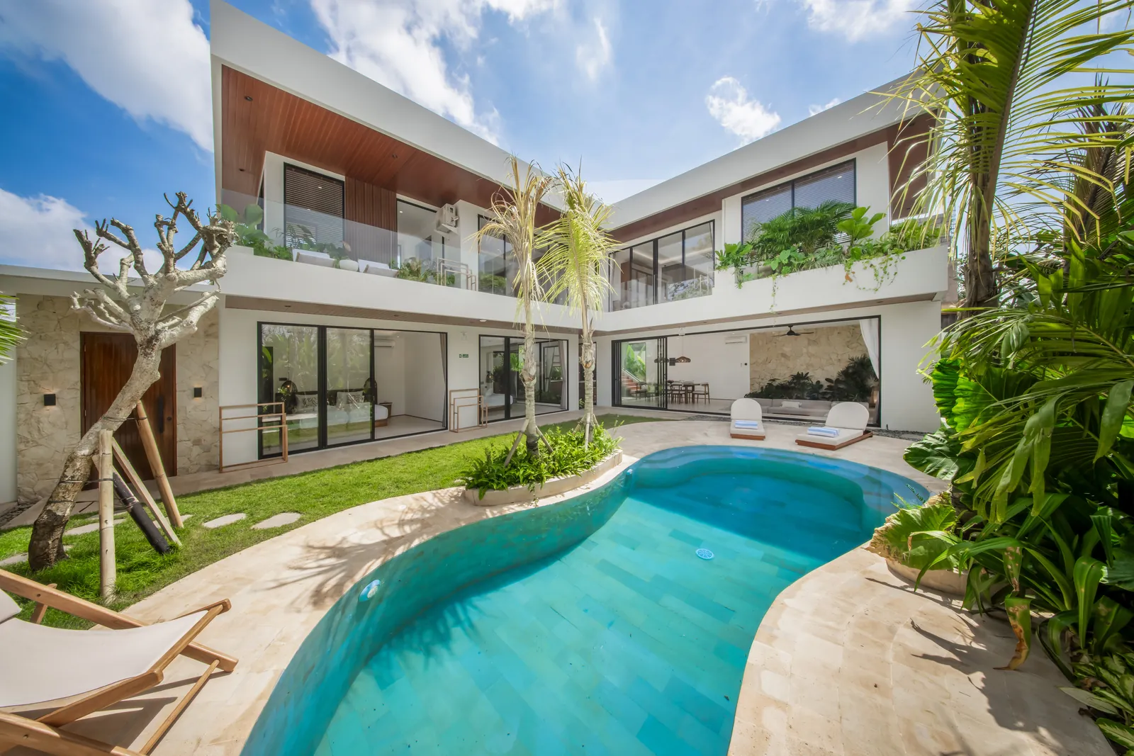 Piscine à effet plage et salon extérieur