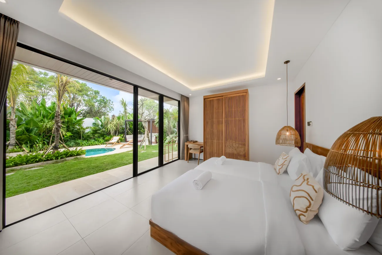Chambre de plain-pied avec vue piscine