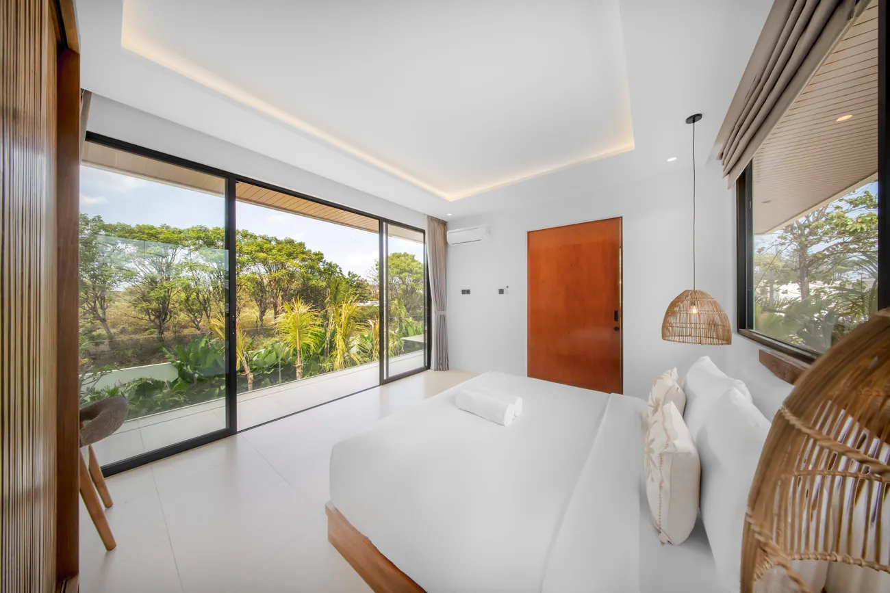 Chambre à l'étage avec grandes baies et baignoire îlot
