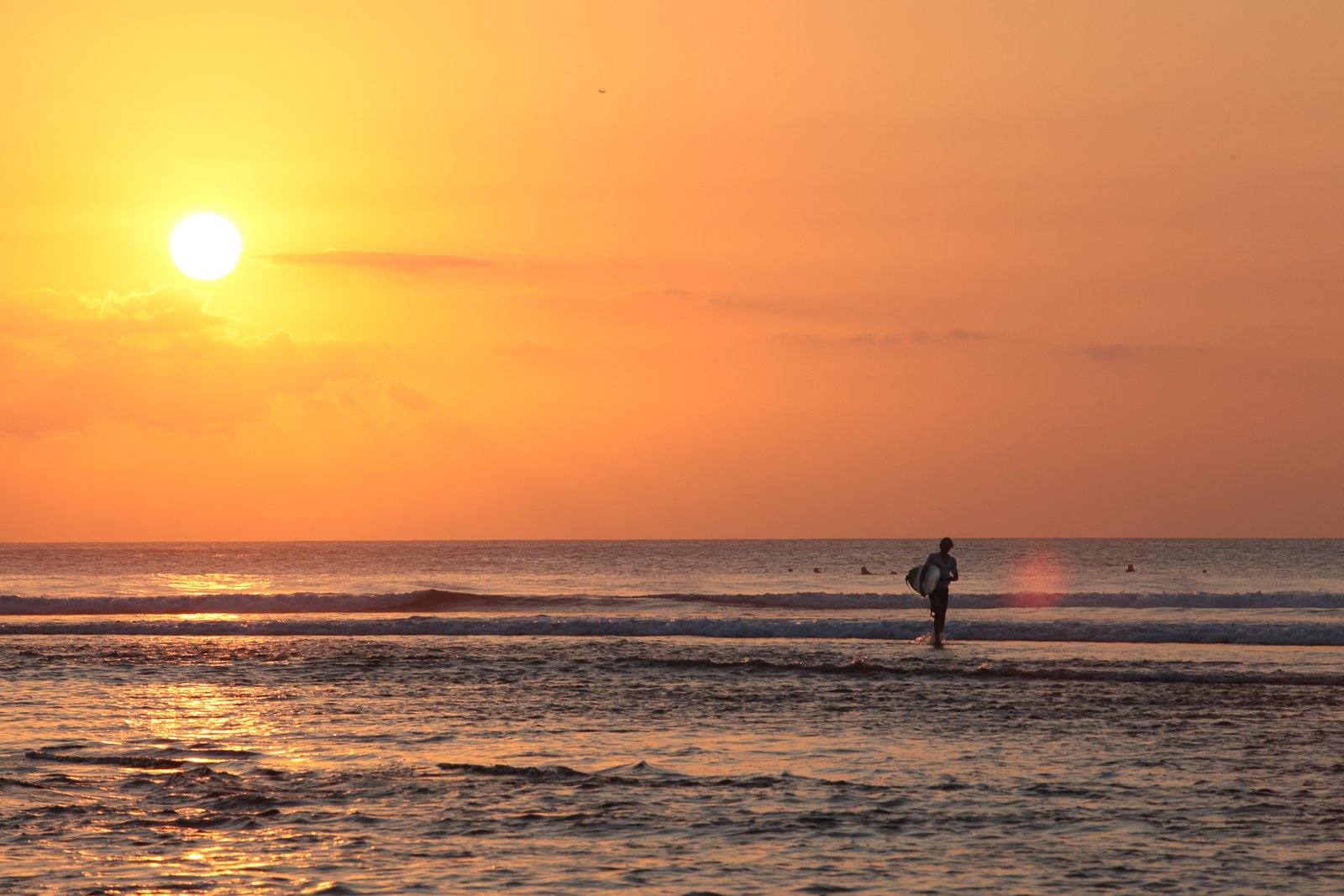 Balangan Beach au coucher du soleil avec un surfeur